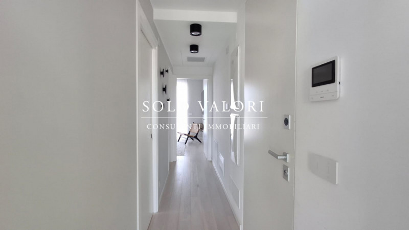 Scoprite un'opportunità unica di possedere un affascinante appartamento trilocale situato nel cuo...