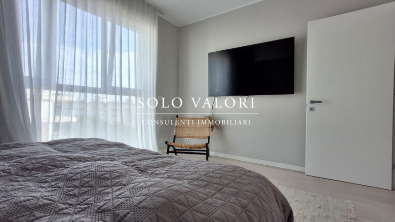 Scoprite un'opportunità unica di possedere un affascinante appartamento trilocale situato nel cuo...