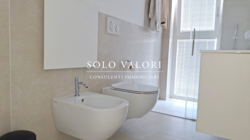 Scoprite un'opportunità unica di possedere un affascinante appartamento trilocale situato nel cuo...