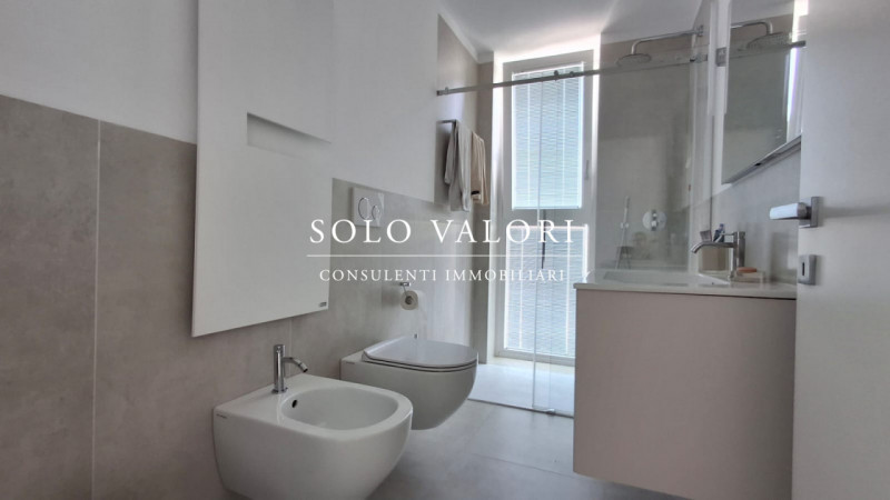 Scoprite un'opportunità unica di possedere un affascinante appartamento trilocale situato nel cuo...