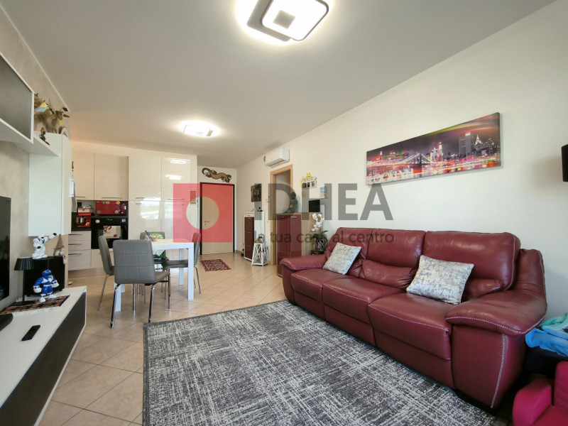 PAESE

In zona ricca di servizi raggiungibili a piedi quali centro commerciale, supermercati, fer...