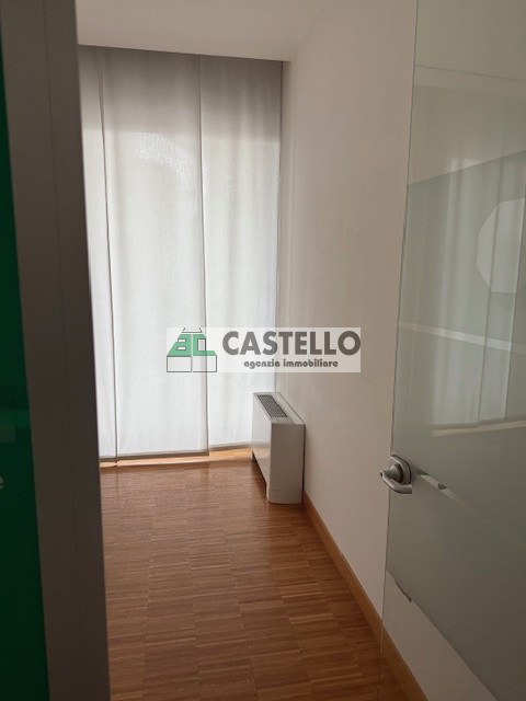 Cadoneghe Castagnara in ottima posizione proponiamo negozio/ufficio di circa 320mq, dotato di vet...