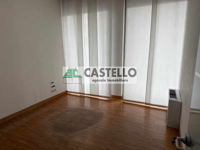 Cadoneghe Castagnara in ottima posizione proponiamo negozio/ufficio di circa 320mq, dotato di vet...