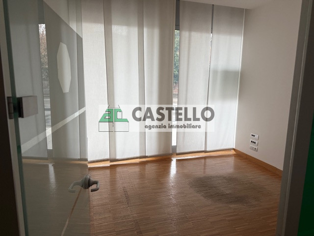 Cadoneghe Castagnara in ottima posizione proponiamo negozio/ufficio di circa 320mq, dotato di vet...