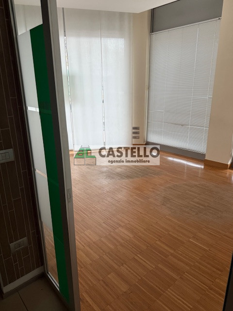 Cadoneghe Castagnara in ottima posizione proponiamo negozio/ufficio di circa 320mq, dotato di vet...