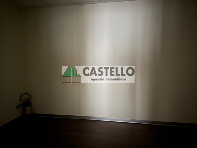 Cadoneghe Castagnara in ottima posizione proponiamo negozio/ufficio di circa 320mq, dotato di vet...