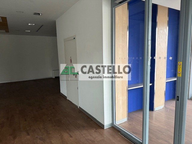 Cadoneghe Castagnara in ottima posizione proponiamo negozio/ufficio di circa 320mq, dotato di vet...