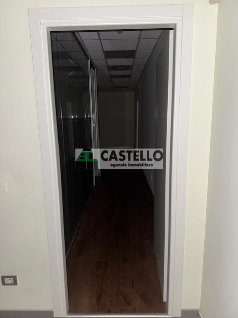 Cadoneghe Castagnara in ottima posizione proponiamo negozio/ufficio di circa 320mq, dotato di vet...