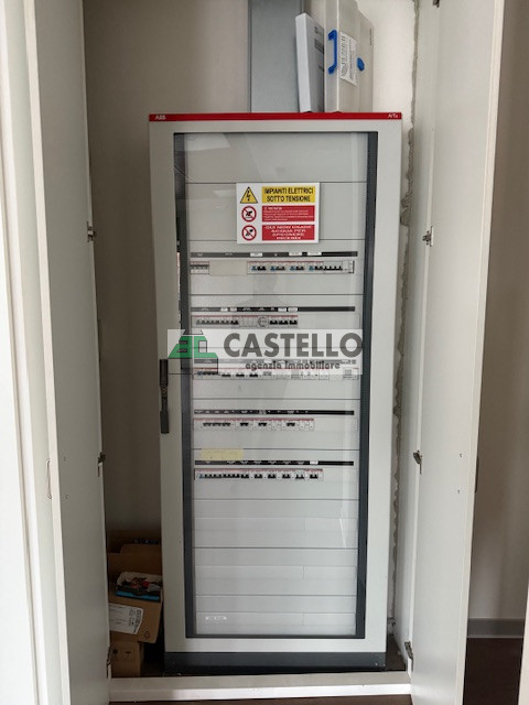 Cadoneghe Castagnara in ottima posizione proponiamo negozio/ufficio di circa 320mq, dotato di vet...