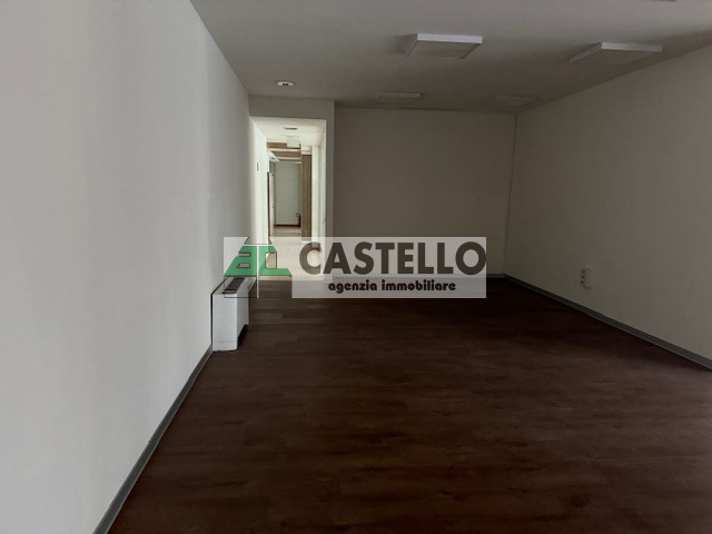 Cadoneghe Castagnara in ottima posizione proponiamo negozio/ufficio di circa 320mq, dotato di vet...