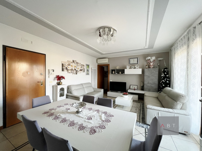 Appartamento situato al piano primo e composto di: soggiorno con angolo cottura, tre camere, due ...