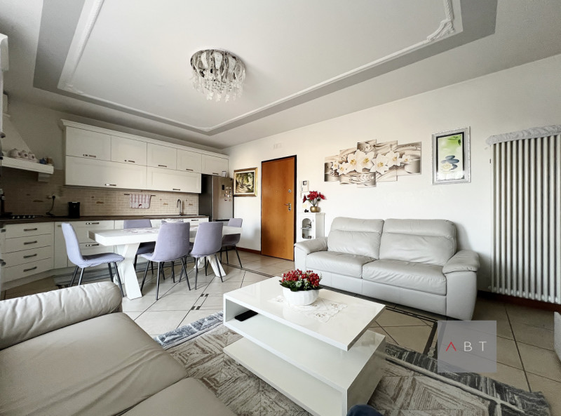 Appartamento situato al piano primo e composto di: soggiorno con angolo cottura, tre camere, due ...