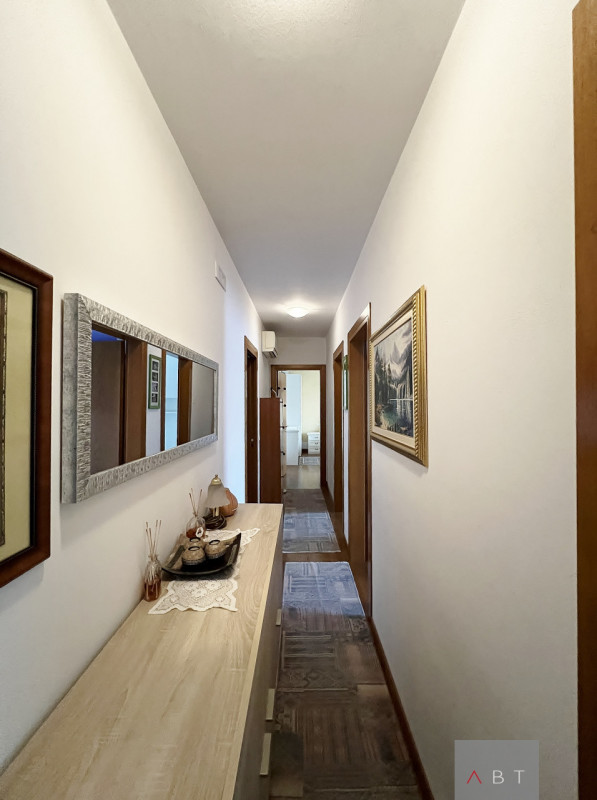 Appartamento situato al piano primo e composto di: soggiorno con angolo cottura, tre camere, due ...