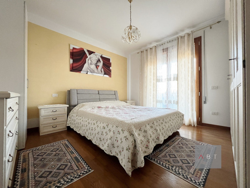 Appartamento situato al piano primo e composto di: soggiorno con angolo cottura, tre camere, due ...