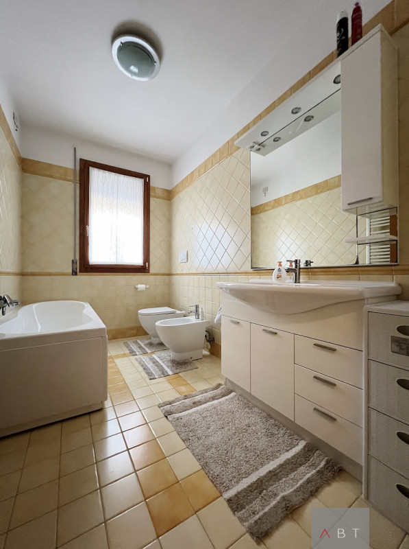 Appartamento situato al piano primo e composto di: soggiorno con angolo cottura, tre camere, due ...