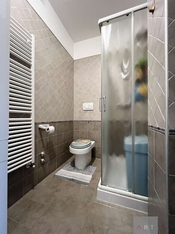 Appartamento situato al piano primo e composto di: soggiorno con angolo cottura, tre camere, due ...