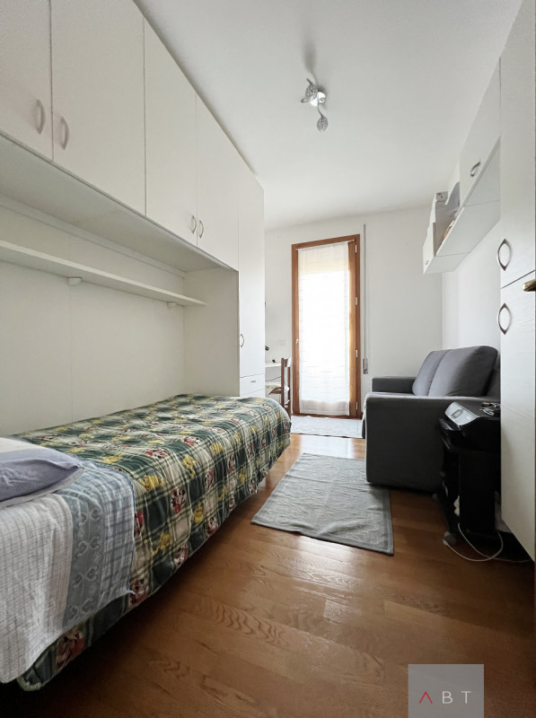 Appartamento situato al piano primo e composto di: soggiorno con angolo cottura, tre camere, due ...