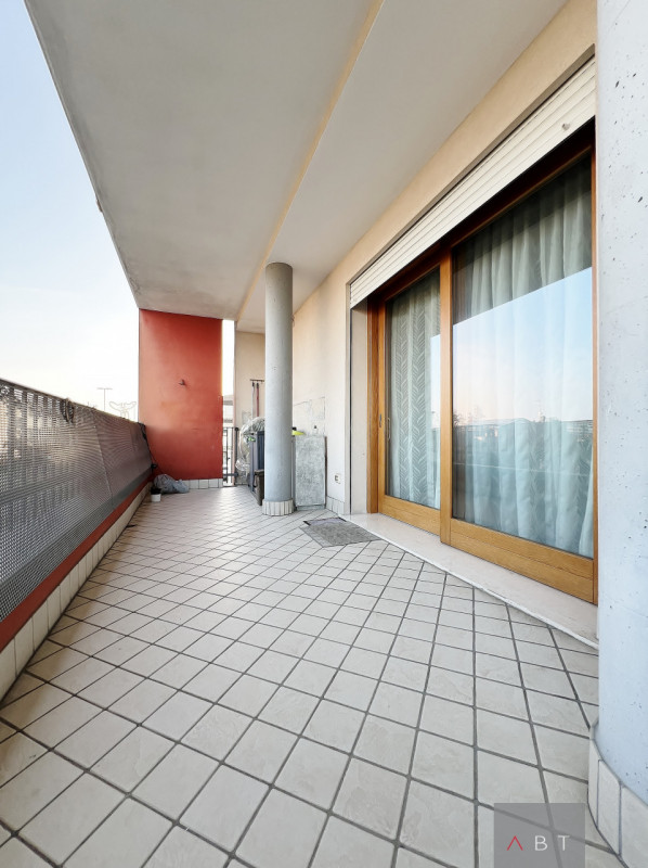 Appartamento situato al piano primo e composto di: soggiorno con angolo cottura, tre camere, due ...