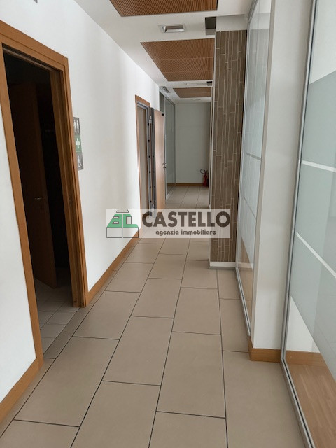 Cadoneghe Castagnara in ottima posizione proponiamo negozio/ufficio di circa 320mq, dotato di vet...