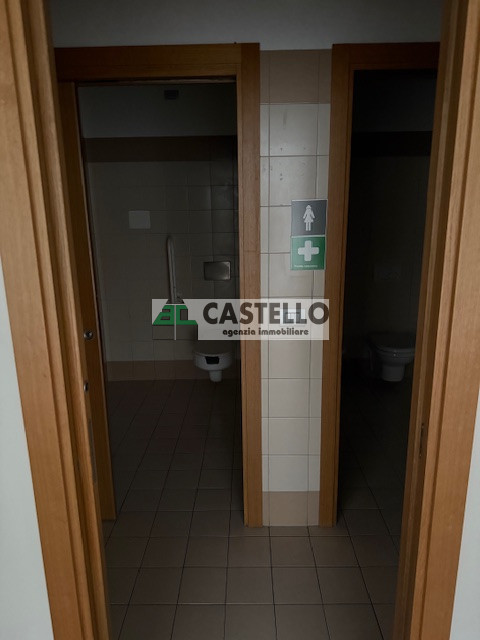 Cadoneghe Castagnara in ottima posizione proponiamo negozio/ufficio di circa 320mq, dotato di vet...