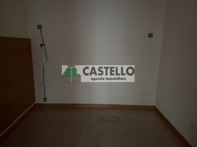 Cadoneghe Castagnara in ottima posizione proponiamo negozio/ufficio di circa 320mq, dotato di vet...