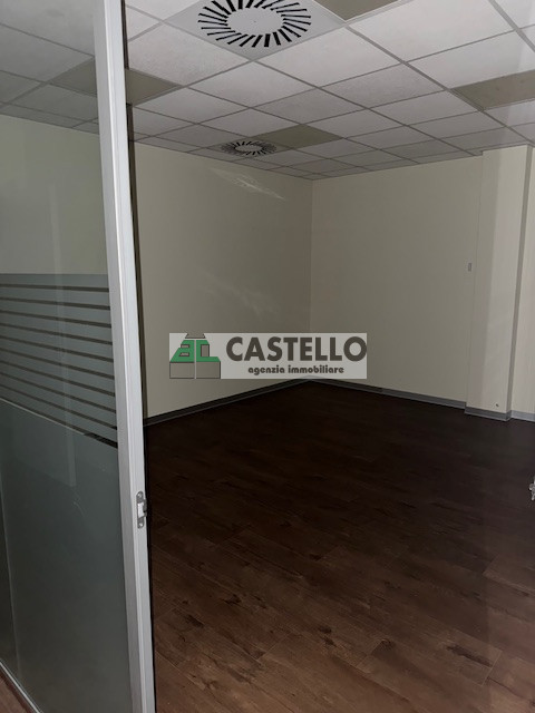 Cadoneghe Castagnara in ottima posizione proponiamo negozio/ufficio di circa 320mq, dotato di vet...