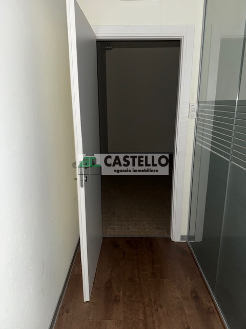 Cadoneghe Castagnara in ottima posizione proponiamo negozio/ufficio di circa 320mq, dotato di vet...