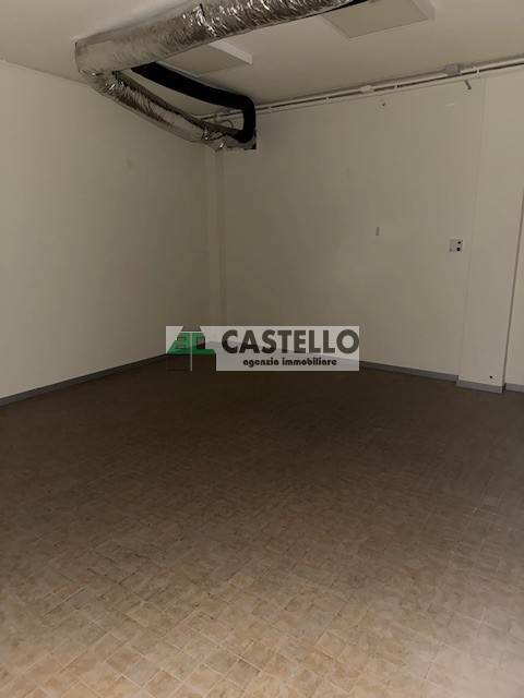 Cadoneghe Castagnara in ottima posizione proponiamo negozio/ufficio di circa 320mq, dotato di vet...