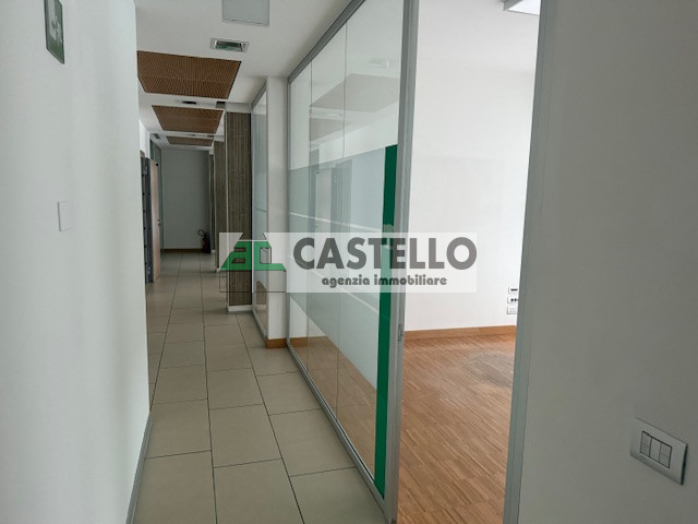 Cadoneghe Castagnara in ottima posizione proponiamo negozio/ufficio di circa 320mq, dotato di vet...