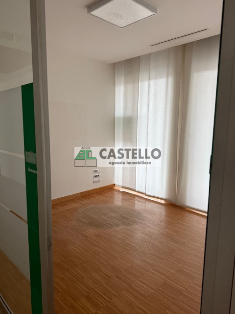 Cadoneghe Castagnara in ottima posizione proponiamo negozio/ufficio di circa 320mq, dotato di vet...