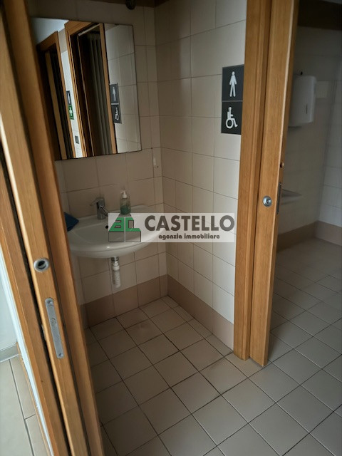 Cadoneghe Castagnara in ottima posizione proponiamo negozio/ufficio di circa 320mq, dotato di vet...