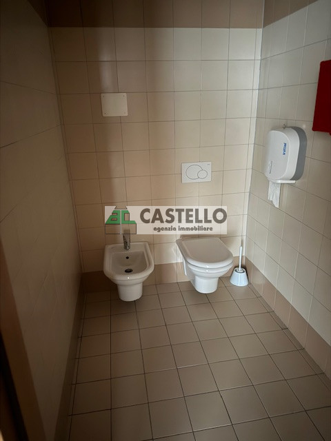 Cadoneghe Castagnara in ottima posizione proponiamo negozio/ufficio di circa 320mq, dotato di vet...
