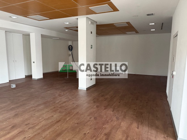 Cadoneghe Castagnara in ottima posizione proponiamo negozio/ufficio di circa 320mq, dotato di vet...
