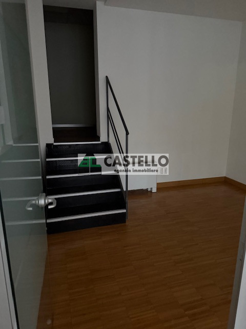 Cadoneghe Castagnara in ottima posizione proponiamo negozio/ufficio di circa 320mq, dotato di vet...