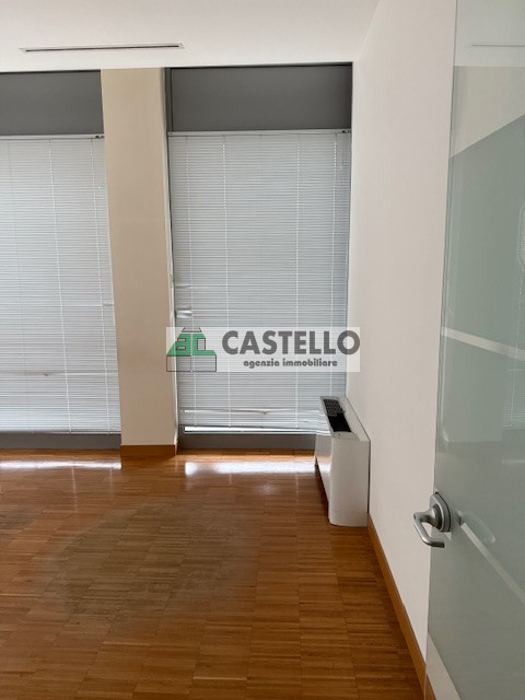 Cadoneghe Castagnara in ottima posizione proponiamo negozio/ufficio di circa 320mq, dotato di vet...