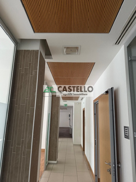 Cadoneghe Castagnara in ottima posizione proponiamo negozio/ufficio di circa 320mq, dotato di vet...