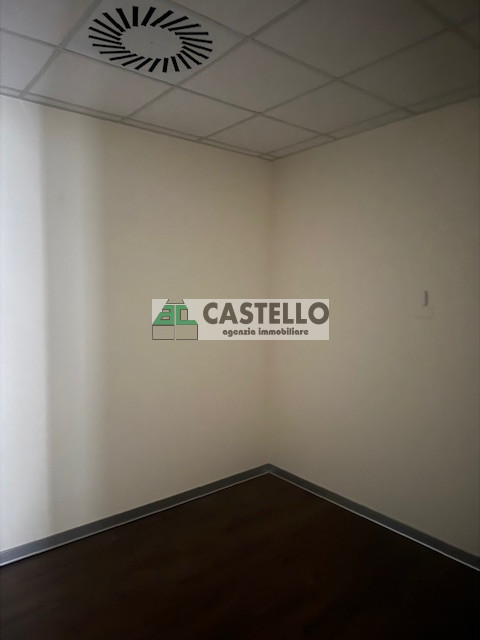 Cadoneghe Castagnara in ottima posizione proponiamo negozio/ufficio di circa 320mq, dotato di vet...