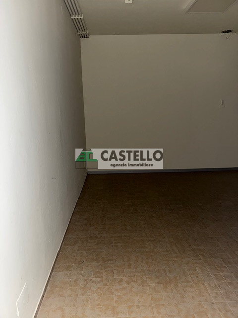 Cadoneghe Castagnara in ottima posizione proponiamo negozio/ufficio di circa 320mq, dotato di vet...