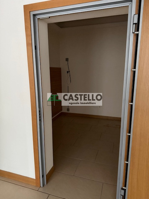 Cadoneghe Castagnara in ottima posizione proponiamo negozio/ufficio di circa 320mq, dotato di vet...