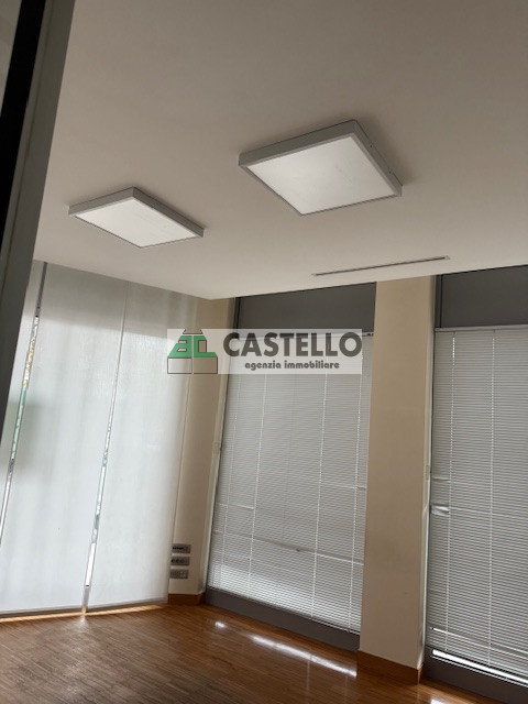 Cadoneghe Castagnara in ottima posizione proponiamo negozio/ufficio di circa 320mq, dotato di vet...