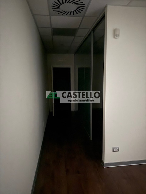 Cadoneghe Castagnara in ottima posizione proponiamo negozio/ufficio di circa 320mq, dotato di vet...