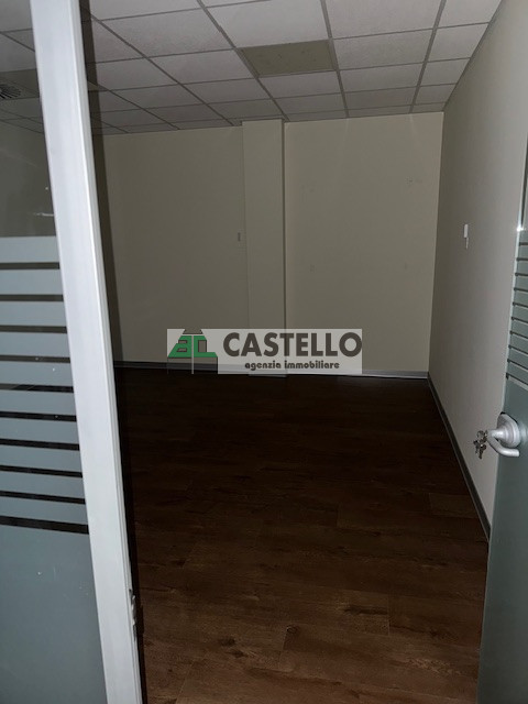 Cadoneghe Castagnara in ottima posizione proponiamo negozio/ufficio di circa 320mq, dotato di vet...