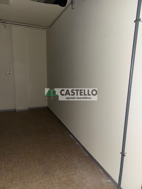 Cadoneghe Castagnara in ottima posizione proponiamo negozio/ufficio di circa 320mq, dotato di vet...