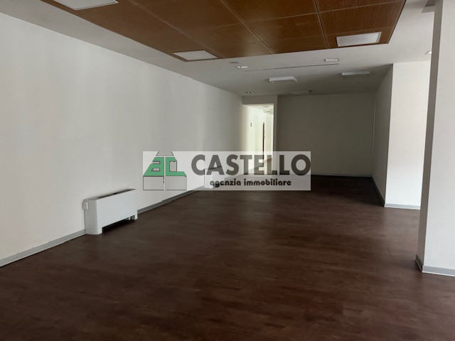 Cadoneghe Castagnara in ottima posizione proponiamo negozio/ufficio di circa 320mq, dotato di vet...