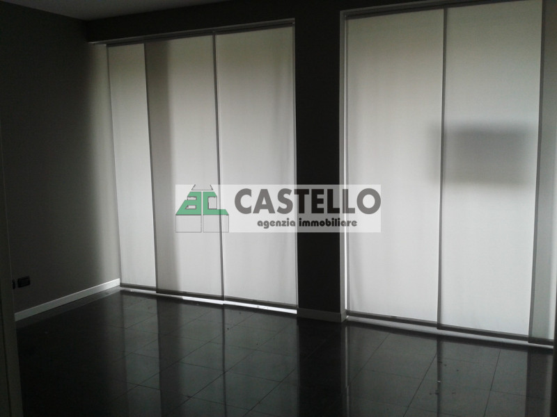 Padova Arcella proponiamo negozio di circa 110mq openspace, dotato di servizio finestrato, 5 vetr...