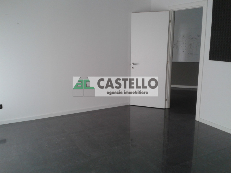 Padova Arcella proponiamo negozio di circa 110mq openspace, dotato di servizio finestrato, 5 vetr...