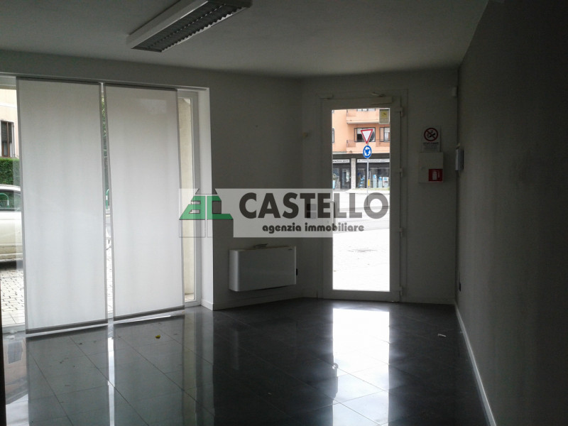 Padova Arcella proponiamo negozio di circa 110mq openspace, dotato di servizio finestrato, 5 vetr...