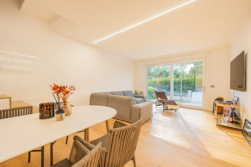 Raffinata porzione di bifamiliare di recentissima costruzione, pensata per offrire comfort modern...