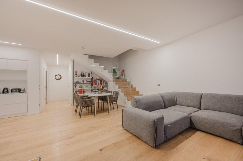 Raffinata porzione di bifamiliare di recentissima costruzione, pensata per offrire comfort modern...