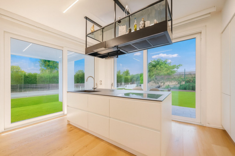 Raffinata porzione di bifamiliare di recentissima costruzione, pensata per offrire comfort modern...